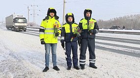 В Челябинске сотрудники ДПС поздравили женщин с 8 марта