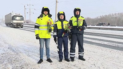 В Челябинске сотрудники ДПС поздравили женщин с 8 марта