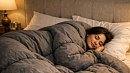 Ускорить засыпание поможет тяжелое одеяло