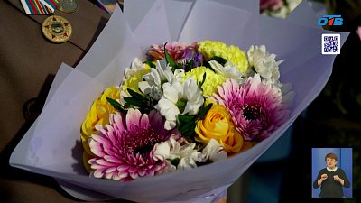 Председатель Челябинской гордумы поздравил маму военнослужащего с 8 Марта