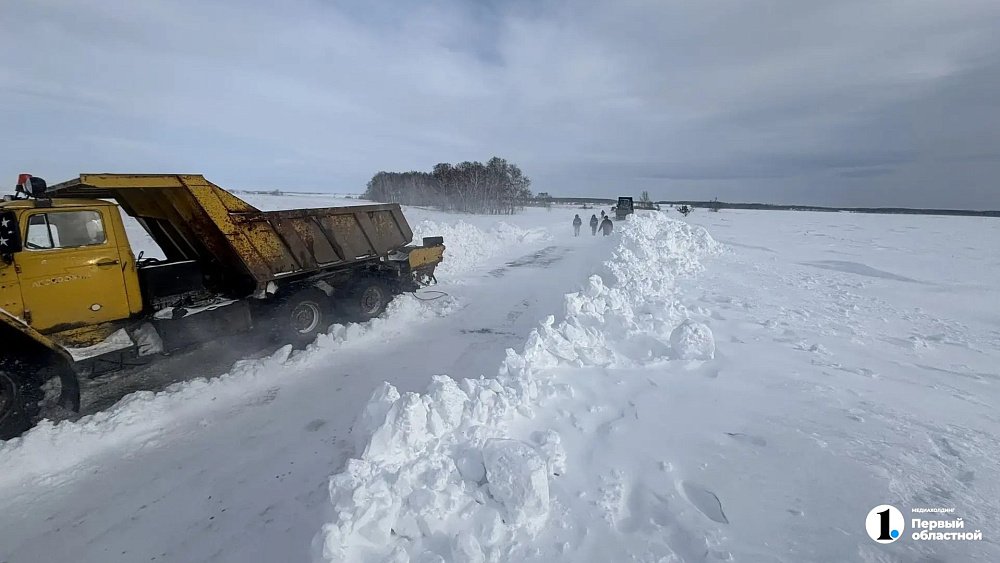 На дорогах Челябинской области последствия снегопадов ликвидируют 240 спецмашин