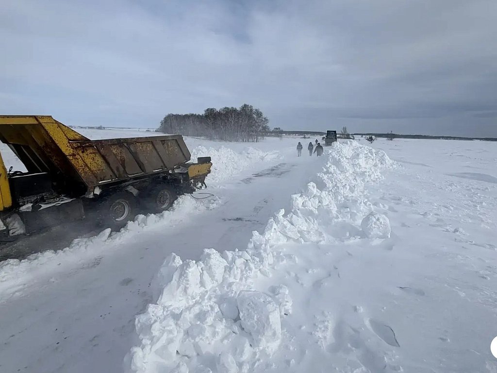 На дорогах Челябинской области последствия снегопадов ликвидируют 240 спецмашин