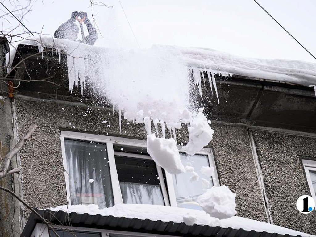 В Челябинске владельцам обледеневших балконов выставят счет за неубранные сосульки