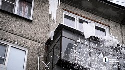 В Челябинске владельцам обледеневших балконов выставят счет за неубранные сосульки