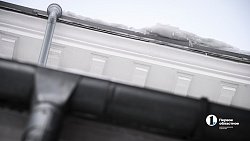 В Челябинске владельцам обледеневших балконов выставят счет за неубранные сосульки