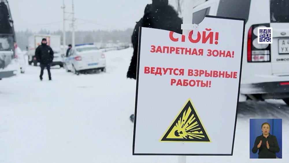 На реке Сим спасатели разрушают ледяной покров