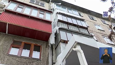 В Челябинске сбивают сосульки с крыш