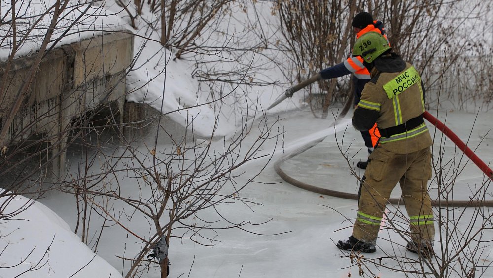 В Магнитогорске горячей водой промывают водопропускные трубы