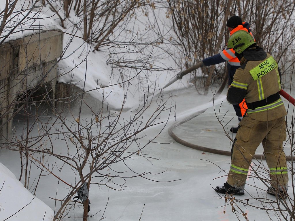 В Магнитогорске горячей водой промывают водопропускные трубы