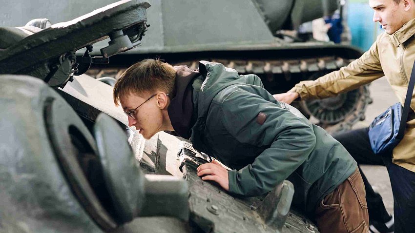 На Челябинском тракторном заводе обучают студентов сборке двигателя