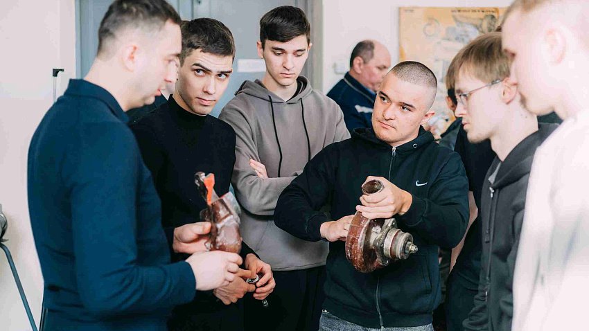 На Челябинском тракторном заводе обучают студентов сборке двигателя
