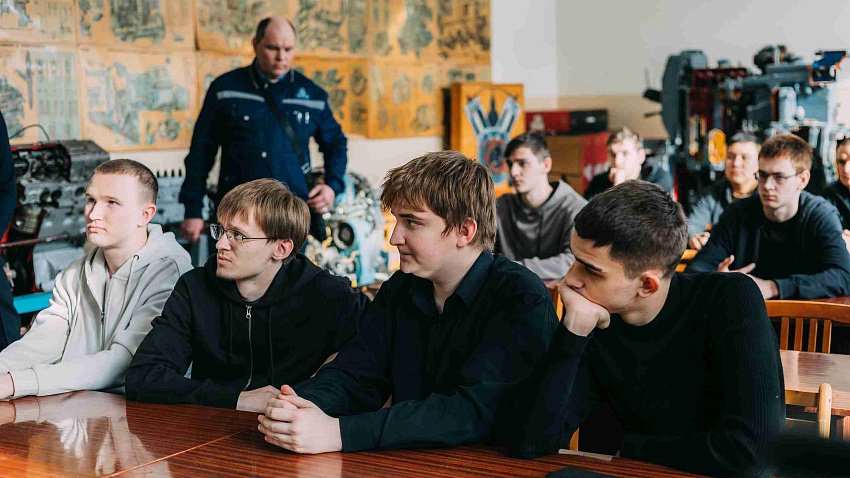 На Челябинском тракторном заводе обучают студентов сборке двигателя