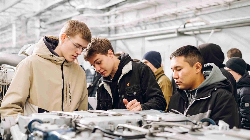 На Челябинском тракторном заводе обучают студентов сборке двигателя