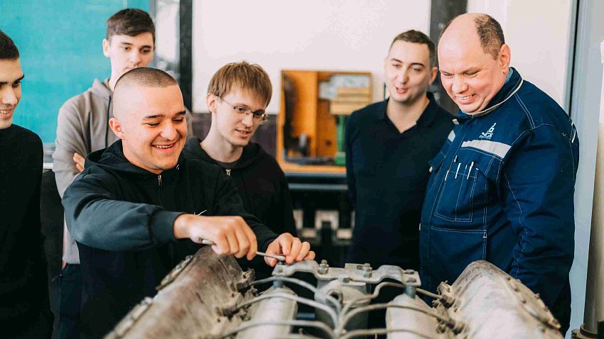 На Челябинском тракторном заводе обучают студентов сборке двигателя