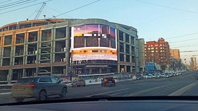 Жители Челябинска слепнут от рекламного биллборда в центре города