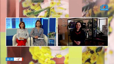 Выставка женских сумочек в прямом включении