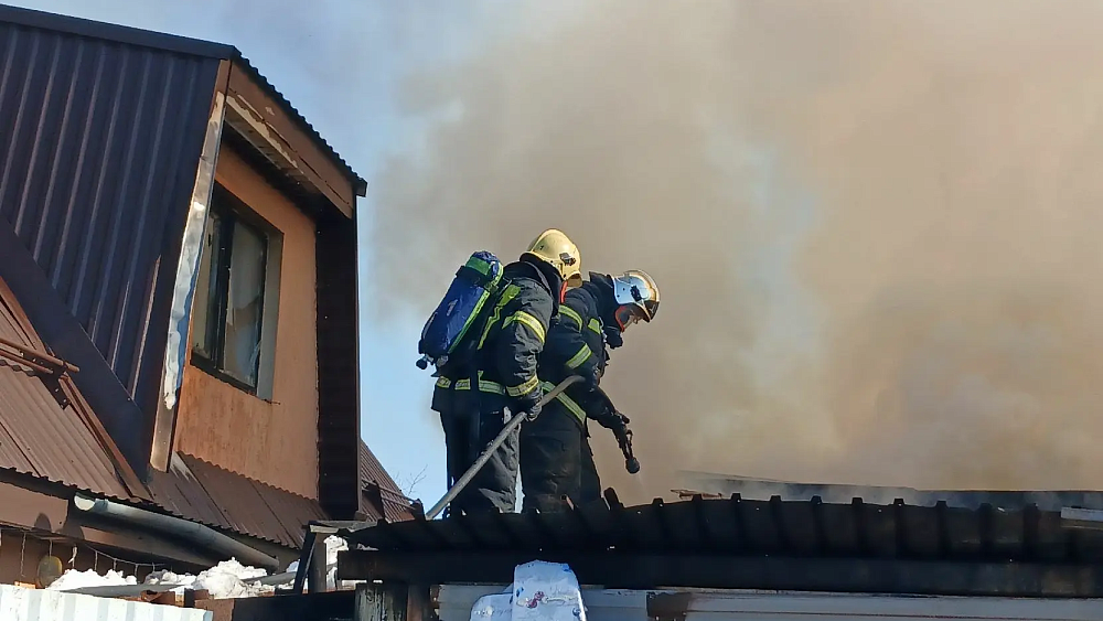 В Челябинске сотрудники МЧС спасли женщину и ребенка на пожаре