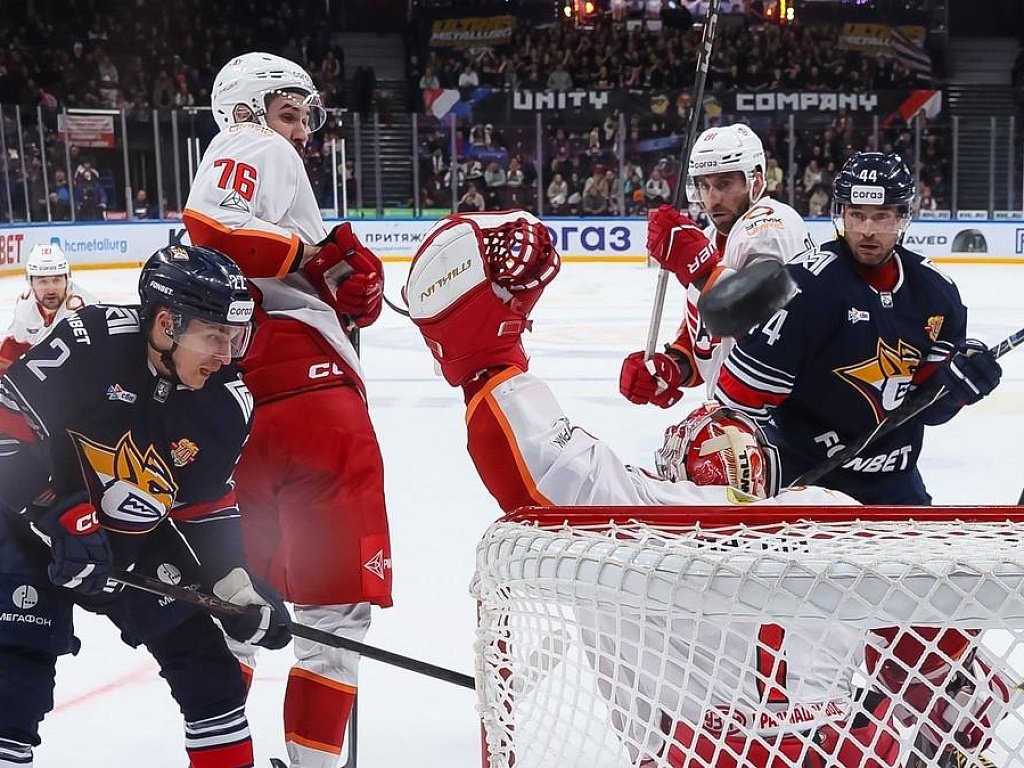 Момент атаки Металлурга в матче против Автомобилиста