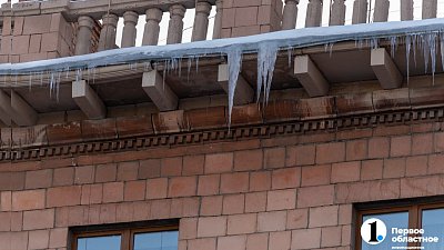 Пенсионерка попала в больницу с переломом после схода снега с крыши