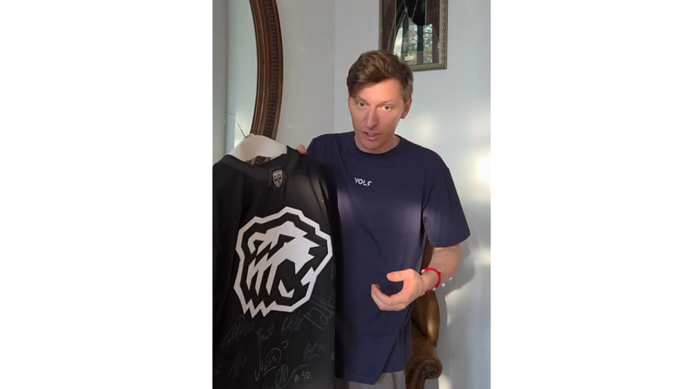 Павел Воля получил именное джерси от ХК «Трактор» на день рождения