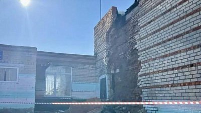 На Южном Урале в сельской школе обрушилась кирпичная кладка стены спортзала