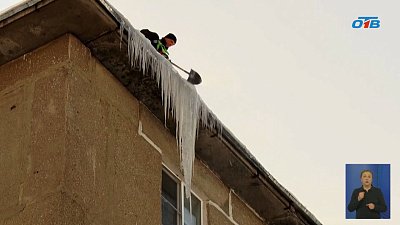 В Златоусте очищают крыши от снега и наледи