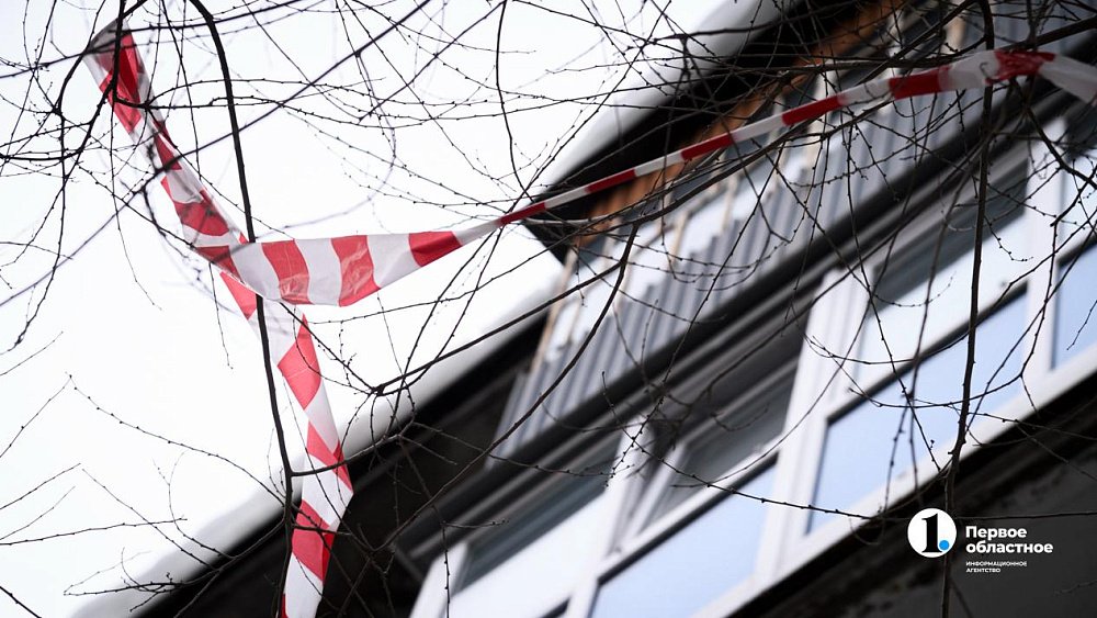 Челябинский альпинист сломал позвоночник во время уборки снега на крыше