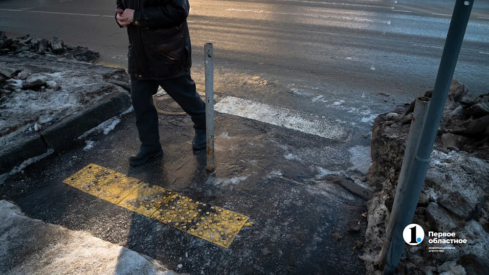 Тротуары Челябинска по утрам превращаются в каток под открытым небом