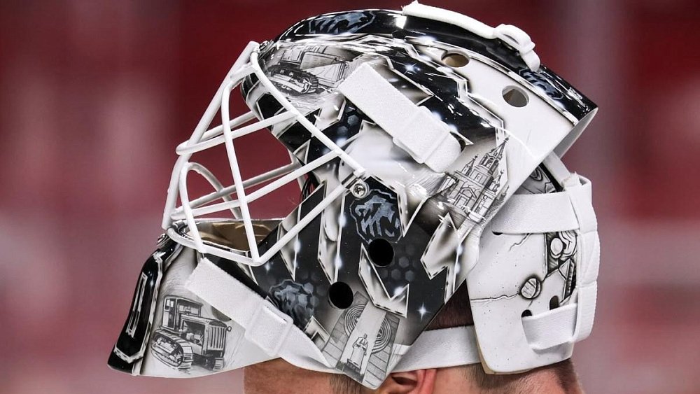 Уральские художники превращают хоккейные шлемы в произведения искусства