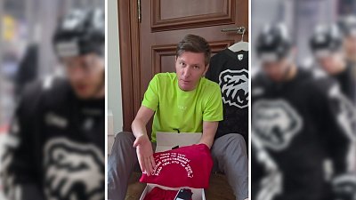 Павел Воля подарил челябинскому «Трактору» кофты со своими стихами