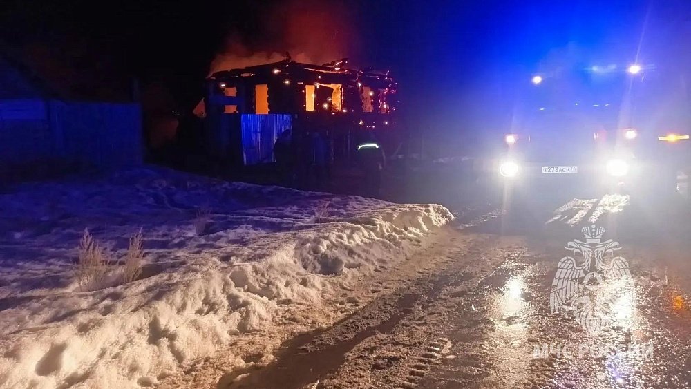 Под Чебаркулем 43-летний мужчина погиб на пожаре в деревянном доме
