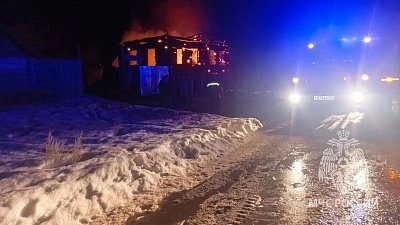 Под Чебаркулем 43-летний мужчина погиб на пожаре в деревянном доме