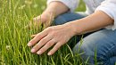 Для психики полезно трогать руками живую траву