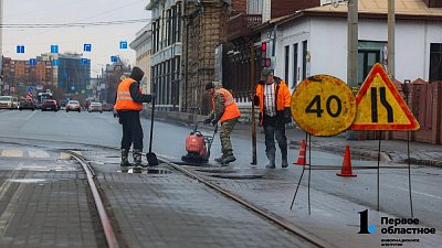 В Челябинске дорожники круглосуточно латают ямы холодным асфальтом