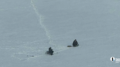 В Челябинске любители зимней рыбалки продолжают рисковать на тонком льду весной