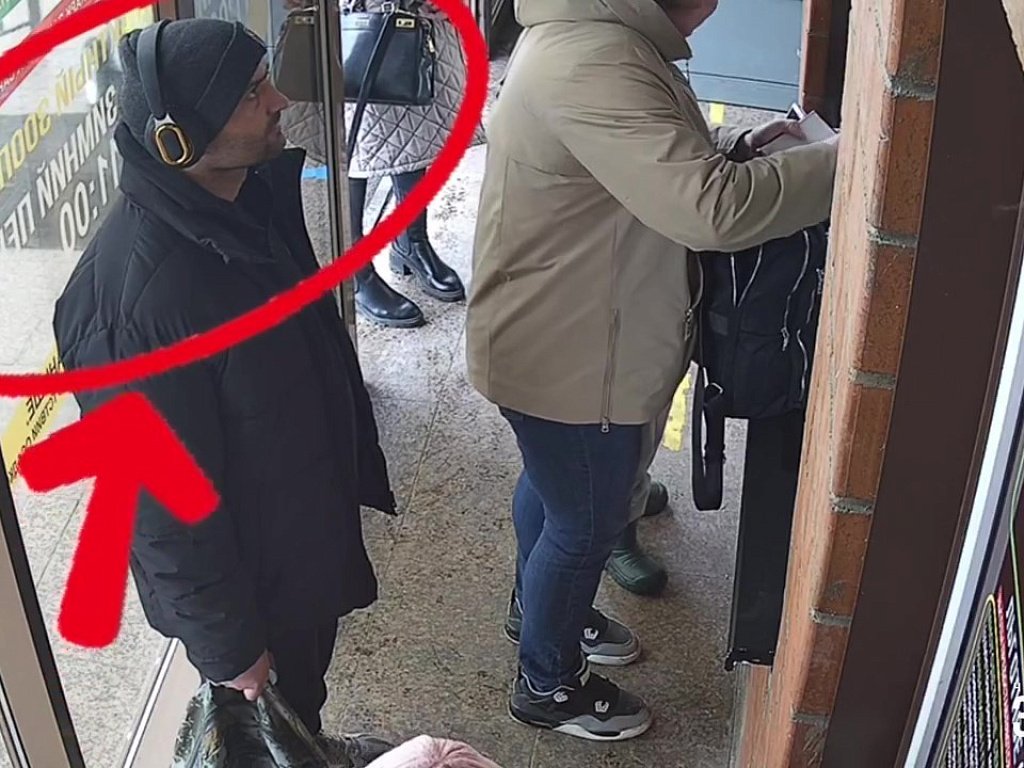 В челябинском зоопарке мужчина накормил медведя колбасой в упаковке