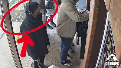 В челябинском зоопарке мужчина накормил медведя колбасой в упаковке