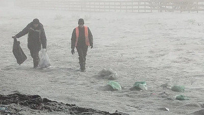 В Челябинской области коммунальщики проводят ручную уборку дорог