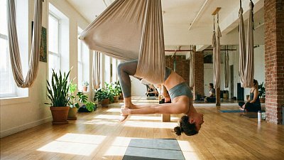 Избавиться от хронического напряжения помогает йога в гамаке