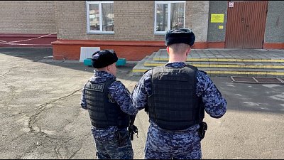 В Челябинской школе подросток выстрелил в одноклассницу