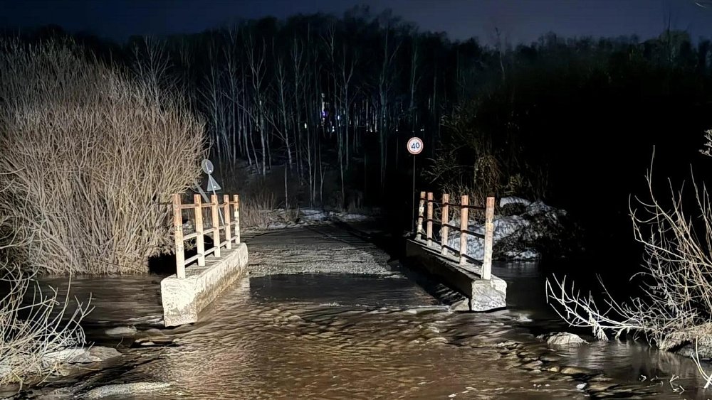 Из-за разлива реки Зюзелги с 25 марта закрыли мостик между Рощино и Ужевкой