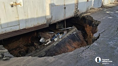 Провал асфальта обнаружили в гаражном кооперативе в Челябинске