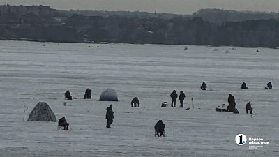 Десятки рыбаков заметили на тонком льду Шершней в Челябинске в выходной