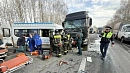 Микроавтобус врезался в грузовик на трассе М-5 в Челябинской области