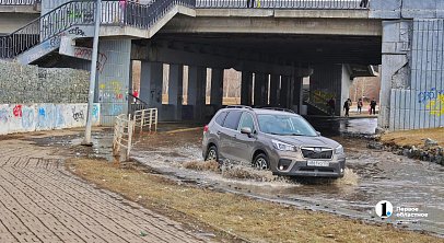 В Челябинске закрыли движение под мостом у ТРК «Родник» из-за разлива реки Миасс