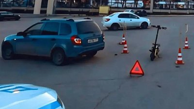 В Магнитогорске самокатчик столкнулся с автомобилем на парковке, пострадал мужчина