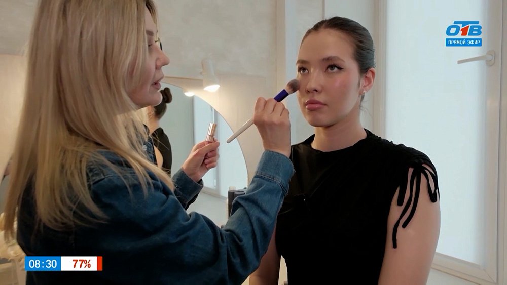 Освежающим макияж в новом выпуске рубрики «Косметичка»