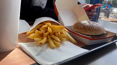 В России предложили ограничить продажу фастфуда подросткам младше 21 года