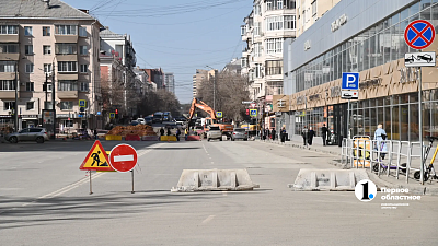 На месте провала асфальта в центре Челябинска ведут масштабные работы