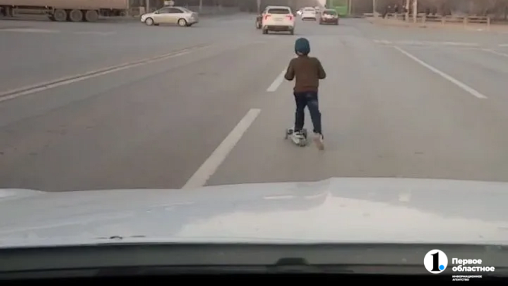 Мальчик на самокате ездил под колесами машин на оживленном перекрестке Челябинска